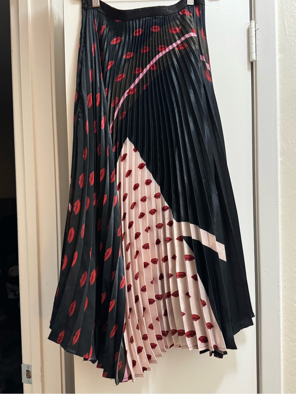 Delfi Collective Pleated Midi Skirt in Black, Cream and Red Lip Print